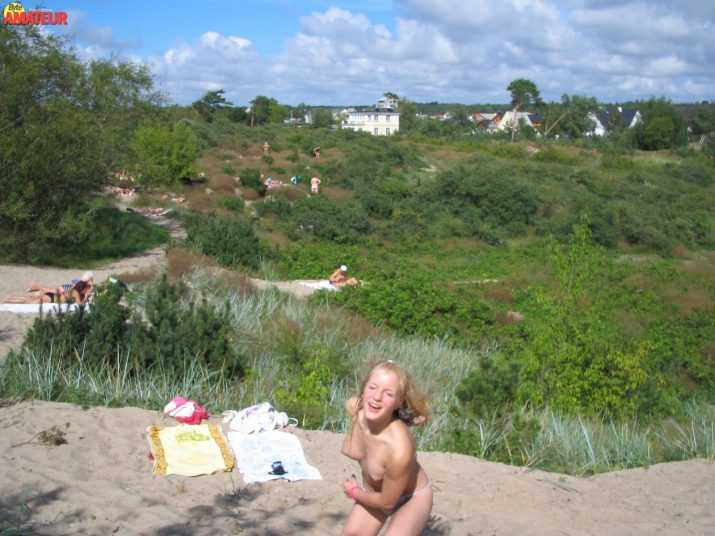 dos-teen-rubias-desnudas-en-la-playa-23