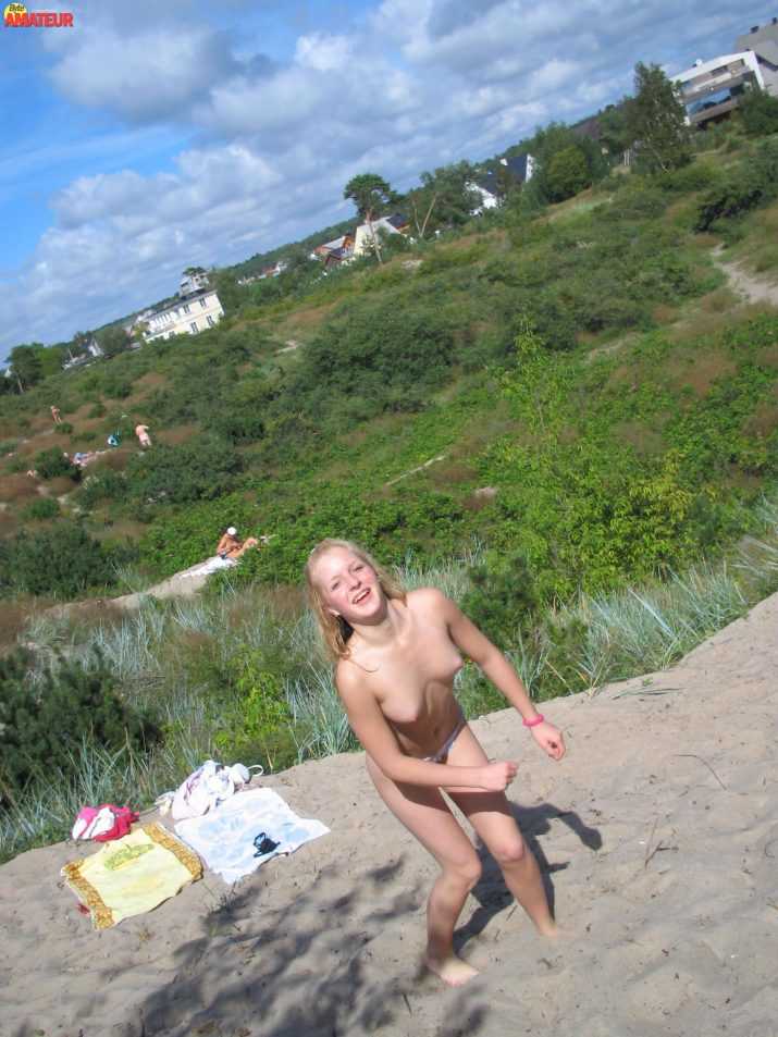 dos-teen-rubias-desnudas-en-la-playa-26