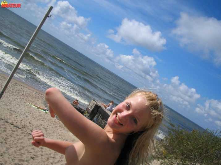 dos-teen-rubias-desnudas-en-la-playa-30