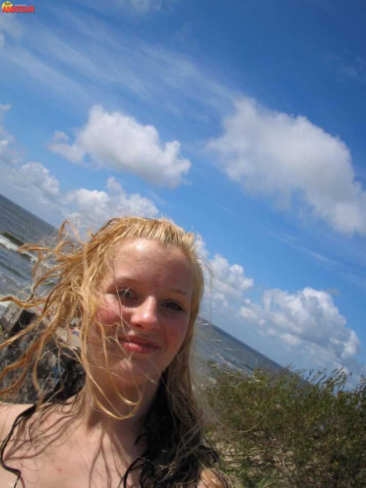dos-teen-rubias-desnudas-en-la-playa-31