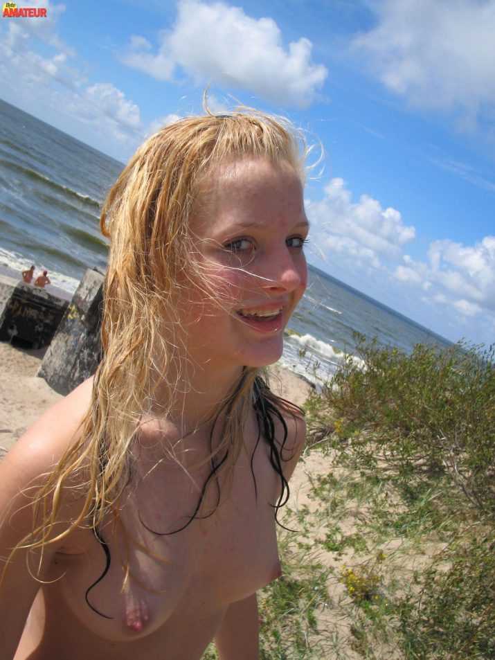 dos-teen-rubias-desnudas-en-la-playa-32