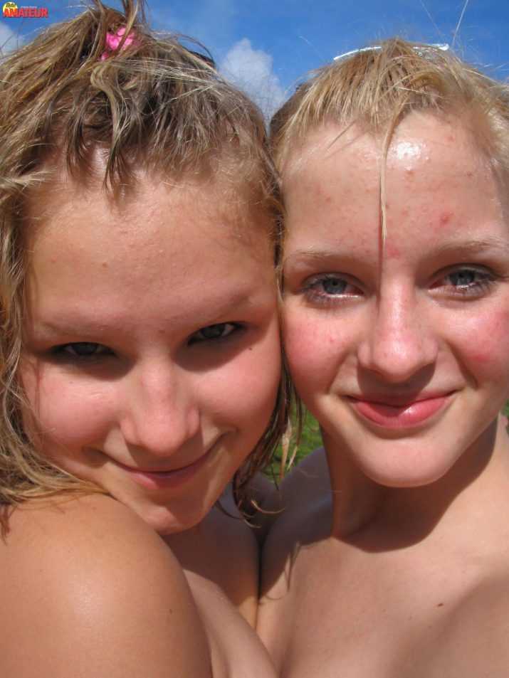 dos-teen-rubias-desnudas-en-la-playa-41
