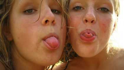 Dos teen rubias desnudas en la playa