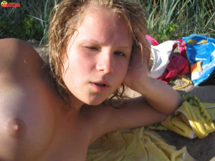 dos-teen-rubias-desnudas-en-la-playa-44