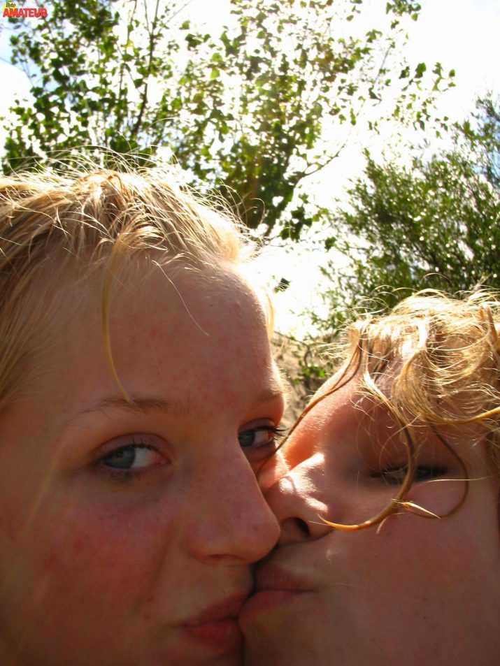 dos-teen-rubias-desnudas-en-la-playa-48