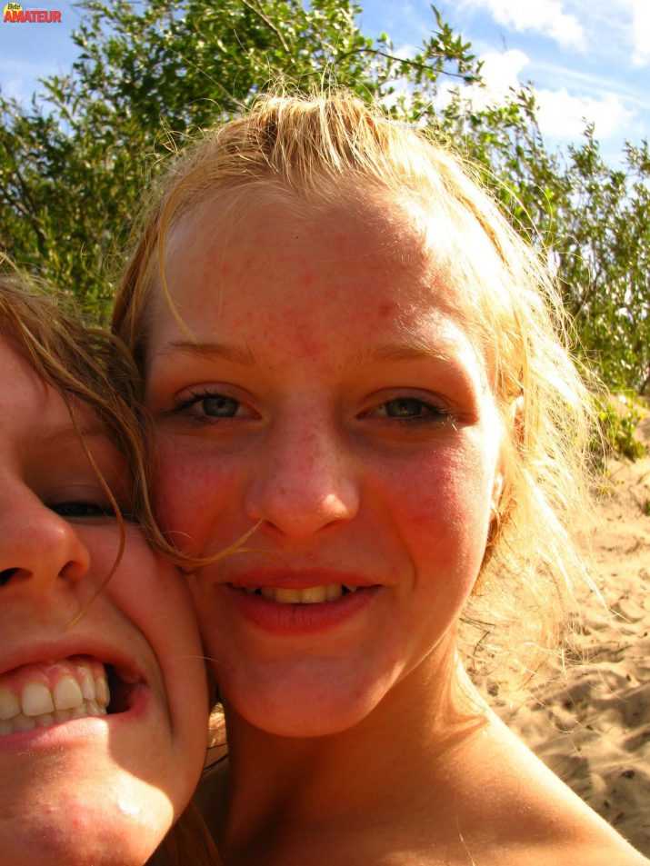 dos-teen-rubias-desnudas-en-la-playa-51