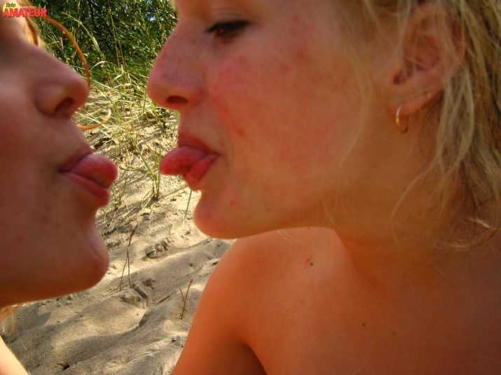 dos-teen-rubias-desnudas-en-la-playa-54