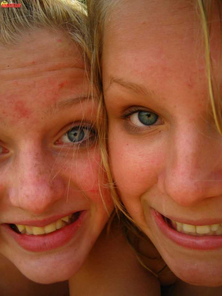 dos-teen-rubias-desnudas-en-la-playa-57