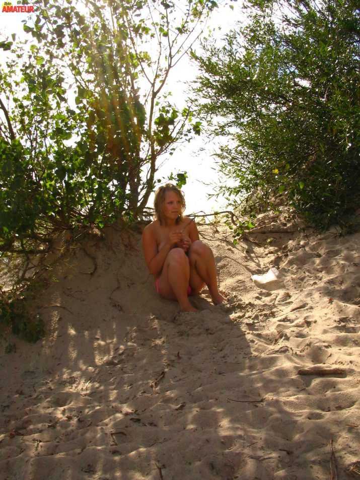 dos-teen-rubias-desnudas-en-la-playa-58