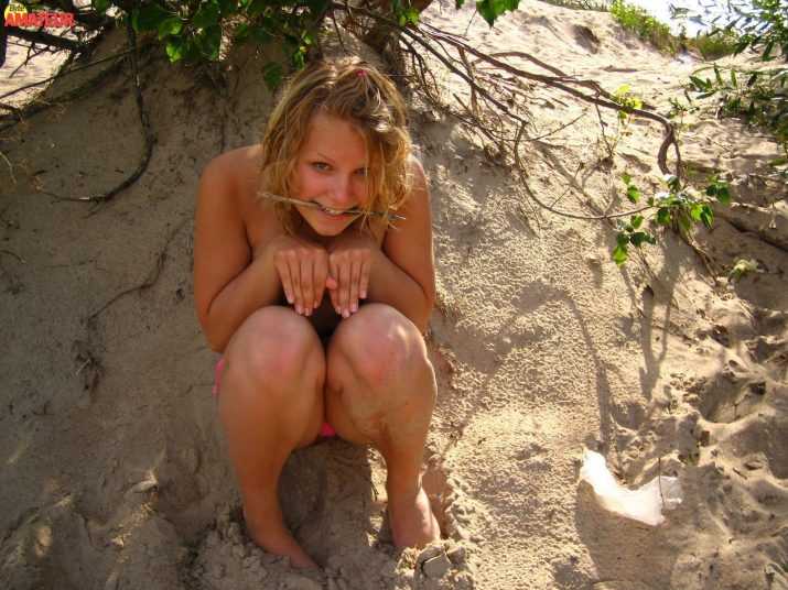 dos-teen-rubias-desnudas-en-la-playa-59