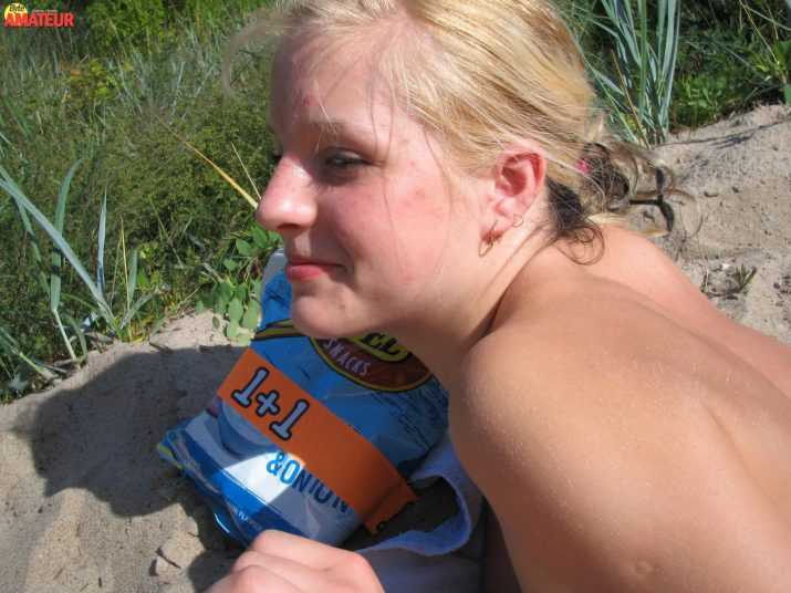 dos-teen-rubias-desnudas-en-la-playa-6