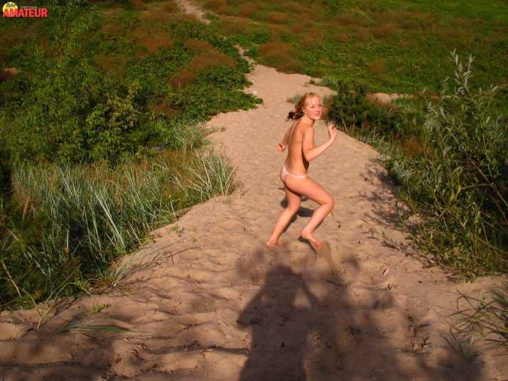 dos-teen-rubias-desnudas-en-la-playa-60