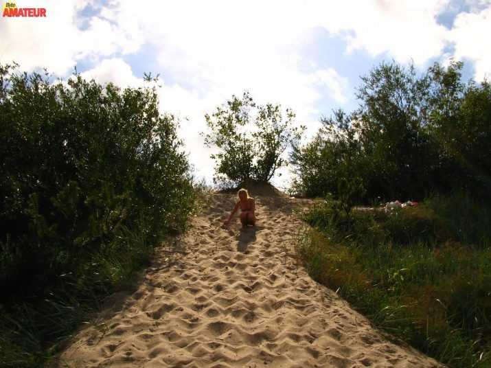 dos-teen-rubias-desnudas-en-la-playa-62