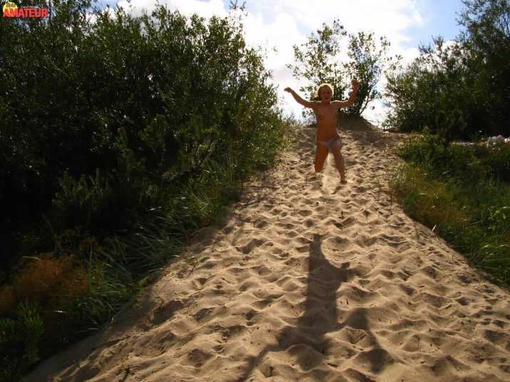 dos-teen-rubias-desnudas-en-la-playa-63