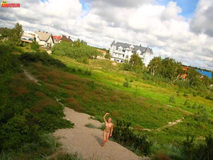dos-teen-rubias-desnudas-en-la-playa-68