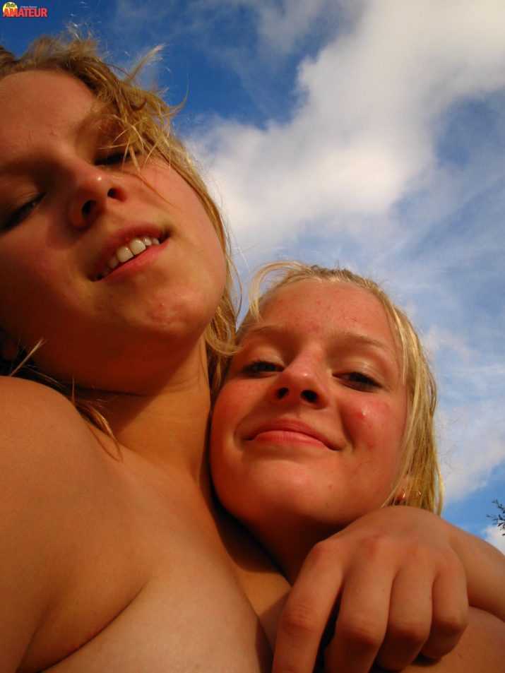 dos-teen-rubias-desnudas-en-la-playa-71