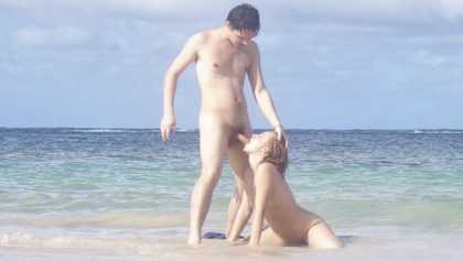 Rubia cogiendo en la playa