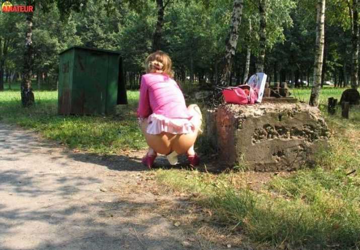 rubia-pillada-meando-en-la-calle-4