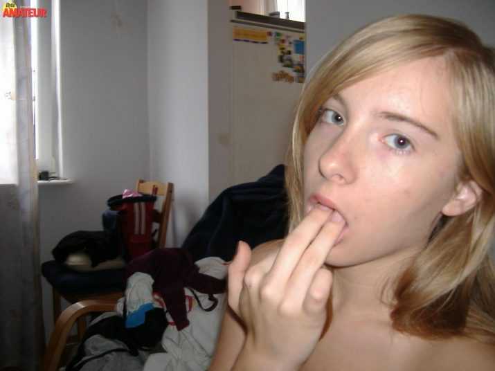 teen-rubia-dandose-dedo-19