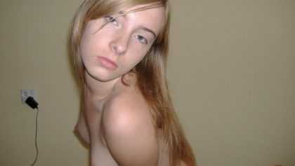 Teen rubia dándose dedo