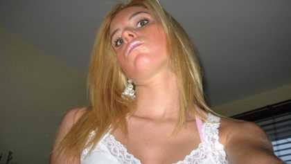 Hermosa rubia posando sexy