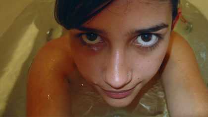 Jovencita desnuda jugando con su cámara
