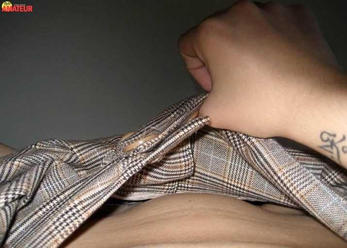 Jovencita metiendose el dedo (2)