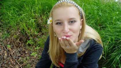 Rubia mamando en el campo