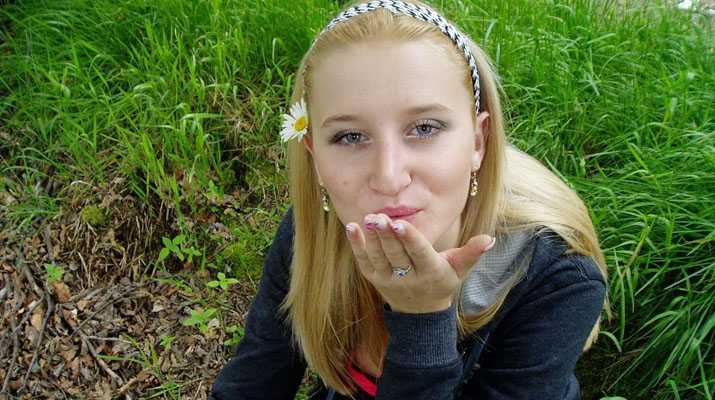 Rubia mamando en el campo