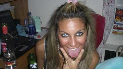 Tetona ojos azules desnuda