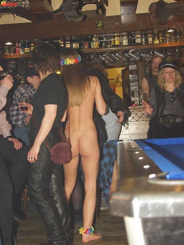 jovencita-exhibicionista-desnuda-en-publico-16