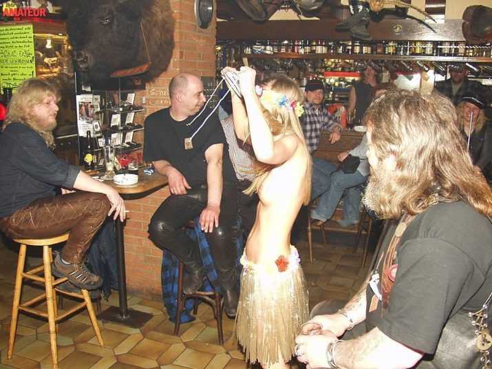 jovencita-exhibicionista-desnuda-en-publico-3