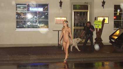 Jovencita exhibicionista desnuda en público