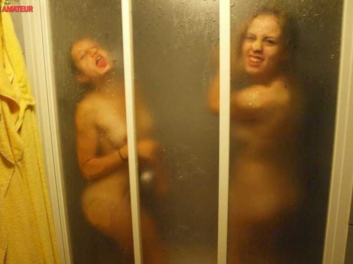 jovencitas-topless-en-fiesta-de-piscina-31
