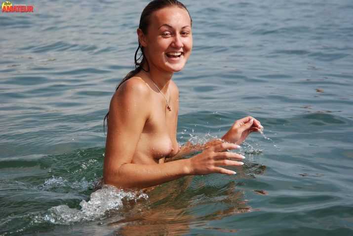 nudista-desnuda-en-la-playa-18