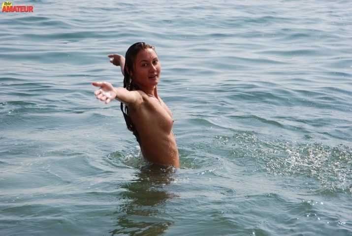 nudista-desnuda-en-la-playa-26