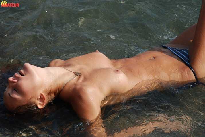 nudista-desnuda-en-la-playa-31