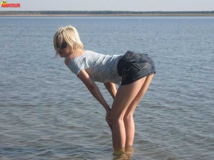 rubia-chupando-dos-vergas-1