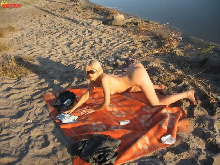 rubia-chupando-dos-vergas-4