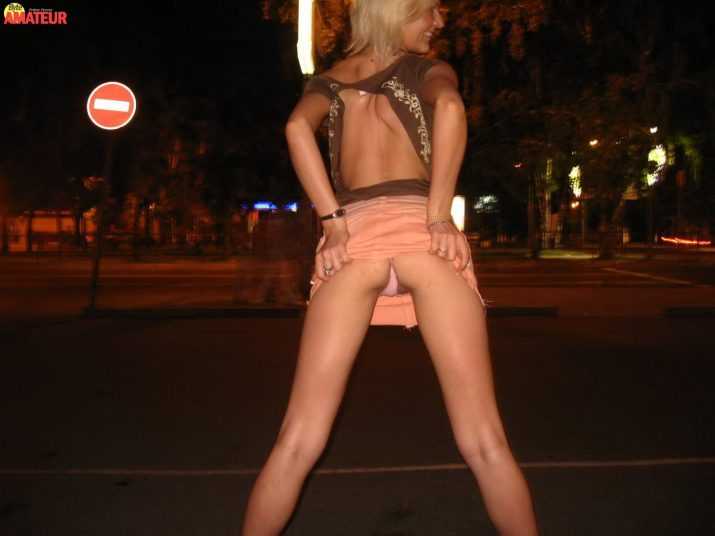 rubia-chupando-dos-vergas-8