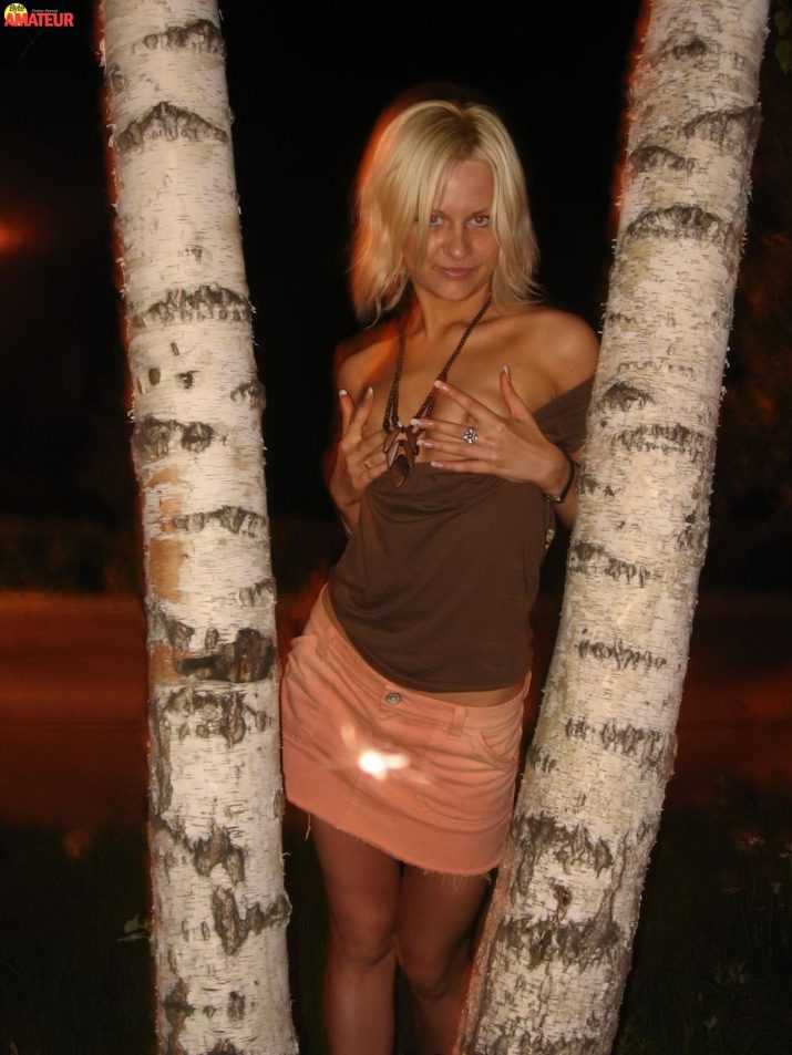 rubia-chupando-dos-vergas-9