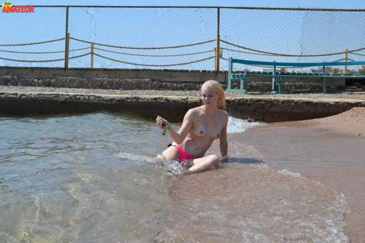 rubia-natural-topless-playero-10