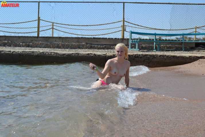 rubia-natural-topless-playero-11