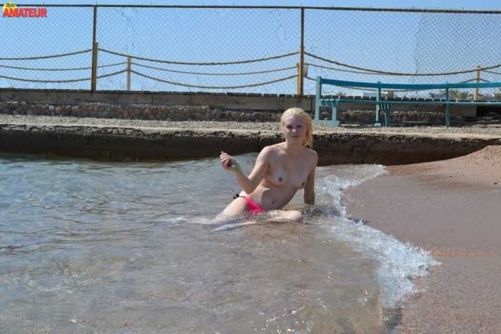 rubia-natural-topless-playero-12