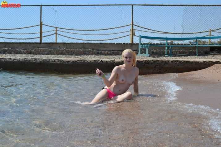 rubia-natural-topless-playero-13
