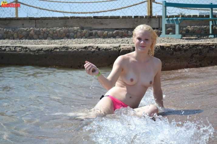 rubia-natural-topless-playero-18