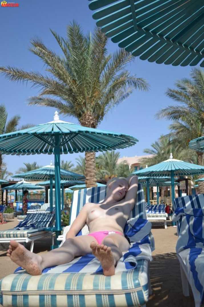 rubia-natural-topless-playero-2