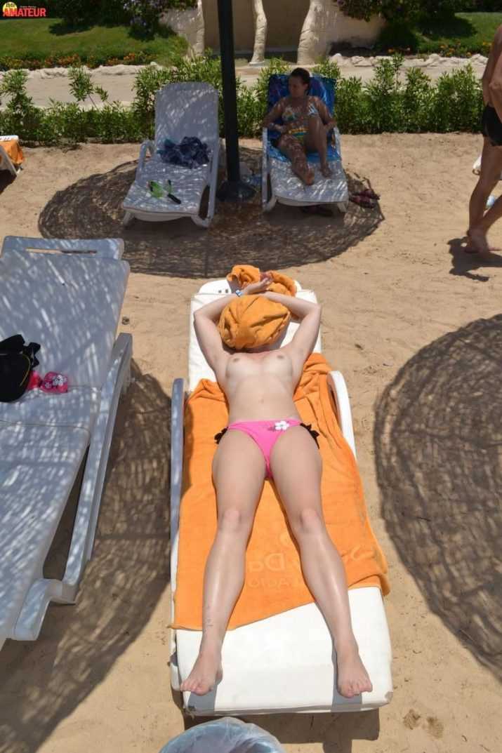 rubia-natural-topless-playero-22