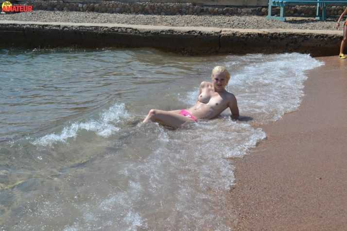 rubia-natural-topless-playero-3