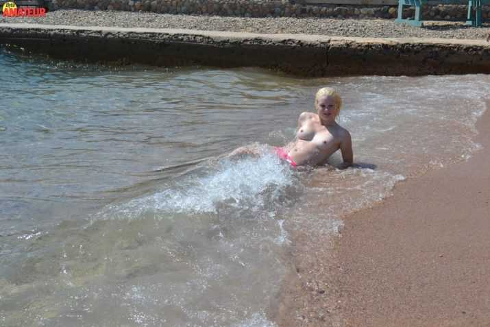 rubia-natural-topless-playero-4